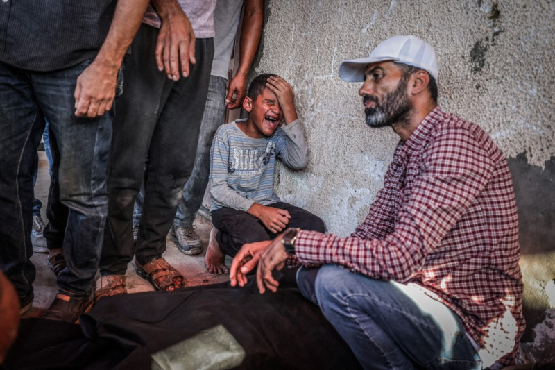 Los palestinos lloran a sus familiares que perdieron la vida en un ataque aéreo israelí a pesar del alto el fuego en la Franja de Gaza