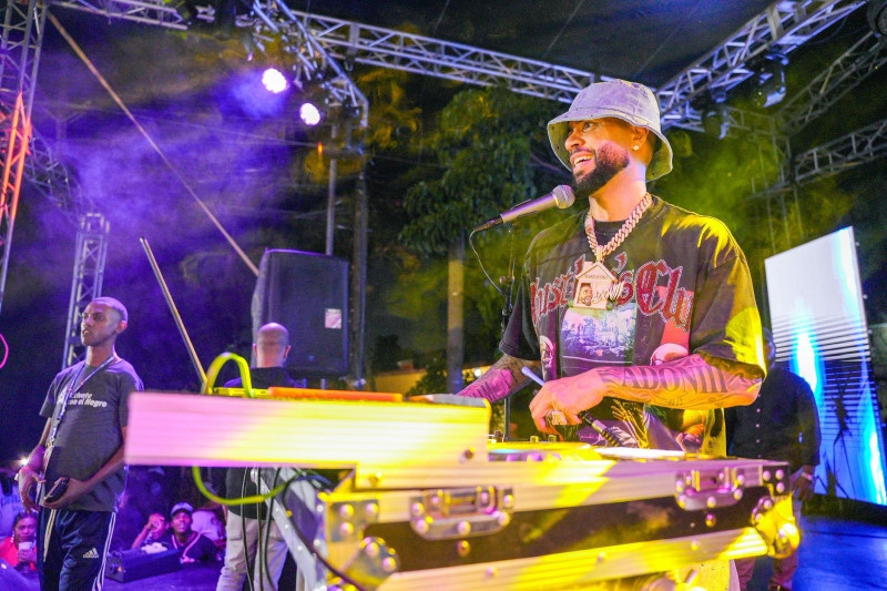 Dj Adoni brindó  sus exitosas mezclas para poner a gozar a la multitud. (1)