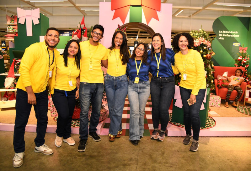 Martín Saldívar, Teresita García, Víctor García, Alba Rodríguez, Naomí Rodríguez,
Karina Fondeur e Isamar Rosado