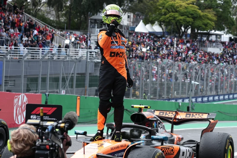 Lando Norris, de McLaren, celebra su victoria en el Gran Premio de Brasil, el 9 de noviembre de 2025, en Sao Paulo.