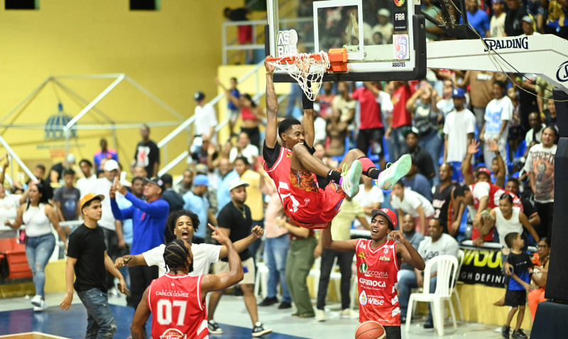 Lamonte Bearden realiza un donqueo al final del encuentro que le ganó el San Sebastián al Don Bosco.