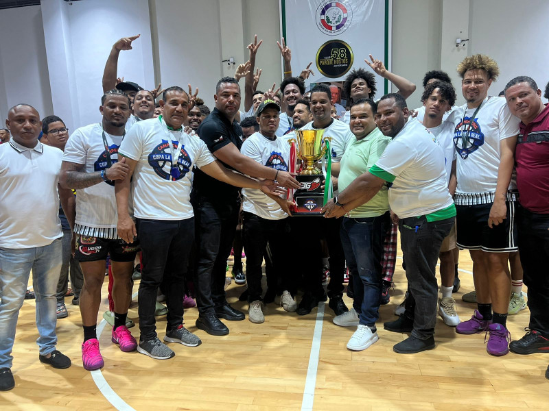 Jugadores, cuerpo técnico y directivos del Club Parque Hostos al momento de ser premiados como campeones por los organizadores del torneo.