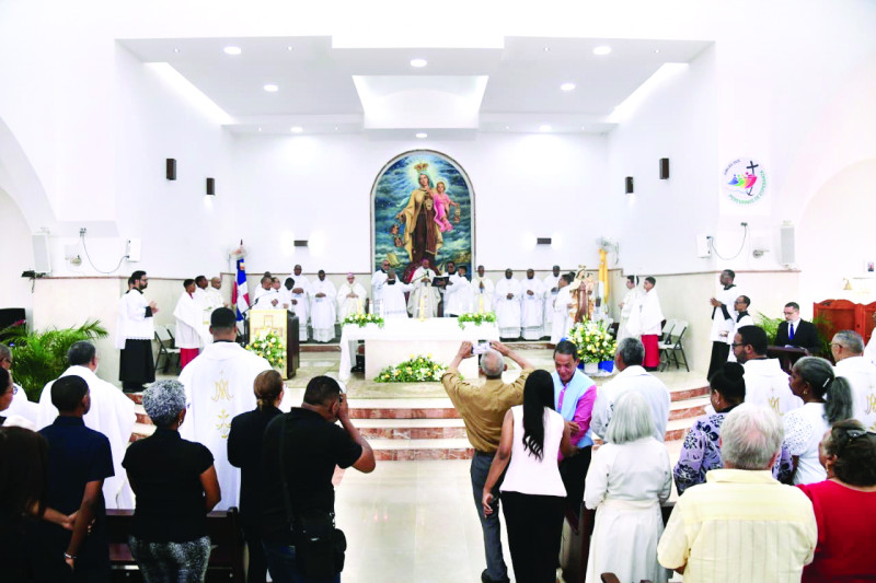 Monseñor Manuel Ruiz de la Rosa,  mientras oficia su primera misa en la parroquia de Stella Maris.
