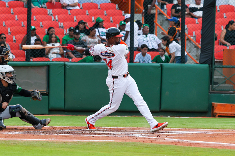 Eloy Jiménez al momento de pegar su largo cuadrangular en el choque contra las Estrellas.