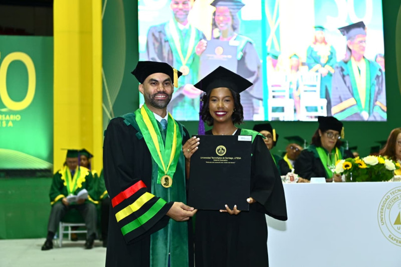 Entre los nuevos egresados destaca la periodista del periódico Listín Diario, Ashley Martínez, quien culminó sus estudios en la carrera de Comunicación Social.