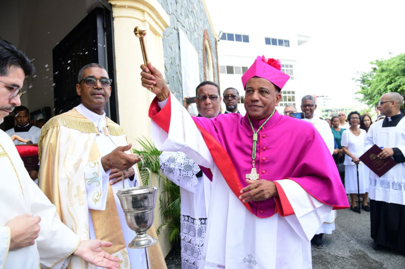 Agua bendita sobre los feligreses