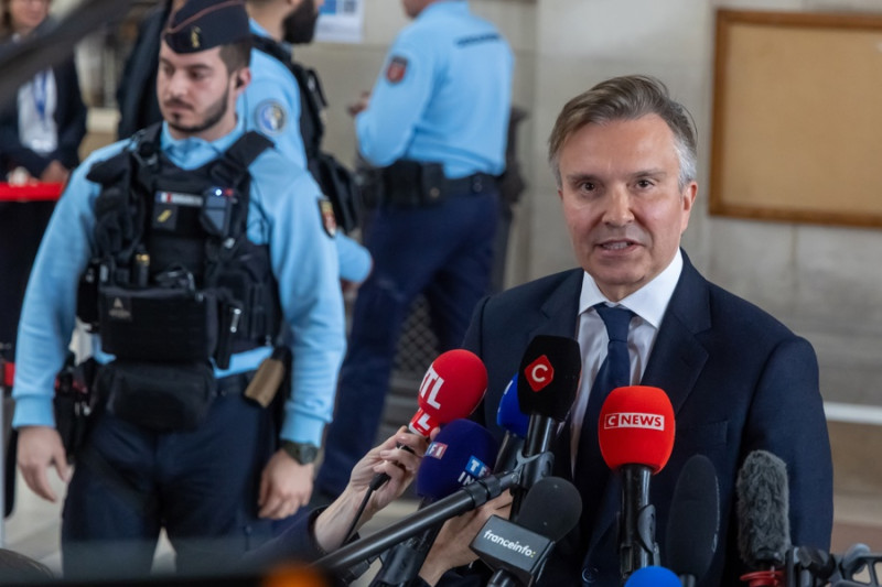 Los tribunales franceses examinarán la solicitud de libertad anticipada del expresidente francés Sarkozy, quien fue condenado a cinco años de prisión por su participación en el caso de los fondos procedentes de Gadafi. Sarkozy ha sido condenado en dos ocasiones en casos distintos desde que dejó el cargo en 2012.