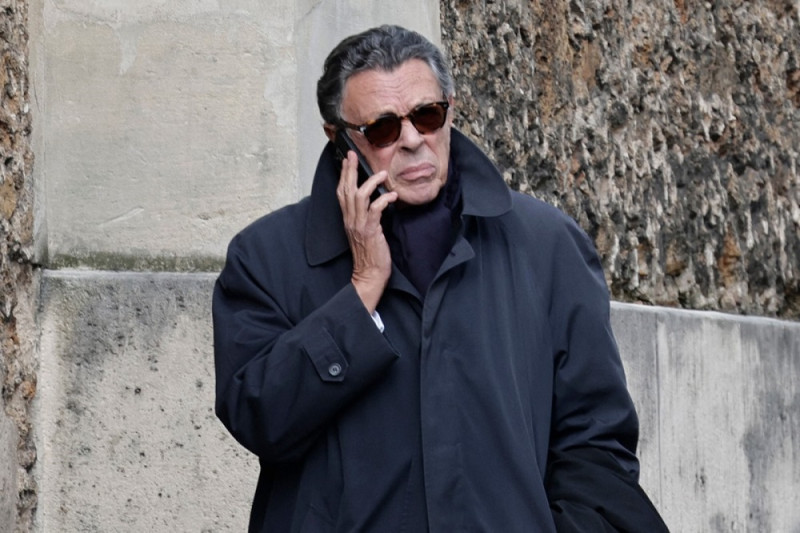 El abogado francés del expresidente Nicolas Sarkozy, Jean-Michel Darrois, llegó a la prisión de Santé en París. Ese mismo día, la fiscalía francesa solicitó la libertad bajo supervisión judicial del expresidente Sarkozy, a la espera de la audiencia de apelación por las acusaciones de que solicitó financiación a Libia.