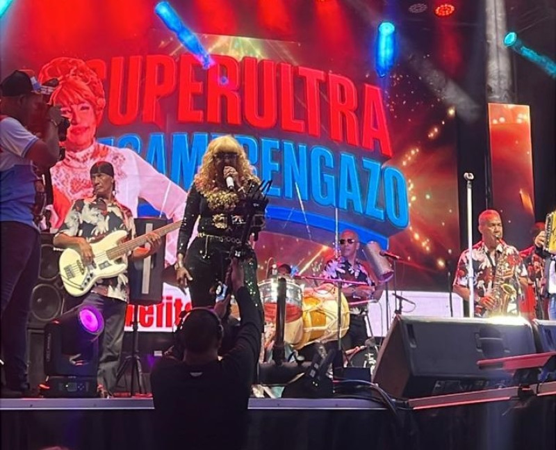 Fefita la Grande, entre las estrellas de la música típica que fueron parte de la fiesta masiva en Jarabacoa, el 9 de noviembre de 2025.