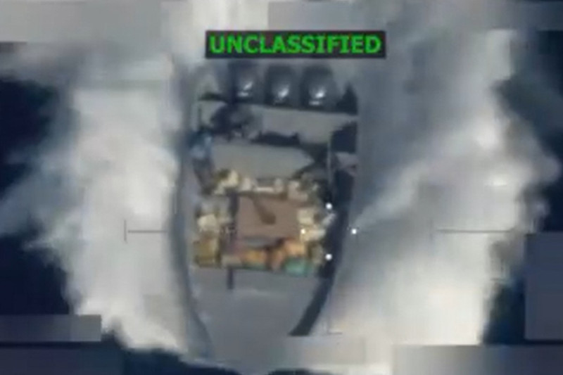 Esta captura de pantalla de un video publicado por el Secretario de Defensa de EE. UU., Pete Hegseth, en su cuenta de X el 10 de noviembre de 2025, muestra lo que Hegseth afirma que es el momento previo a un ataque letal contra una embarcación que transportaba narcóticos en el Océano Pacífico Oriental el 9 de noviembre de 2025.
