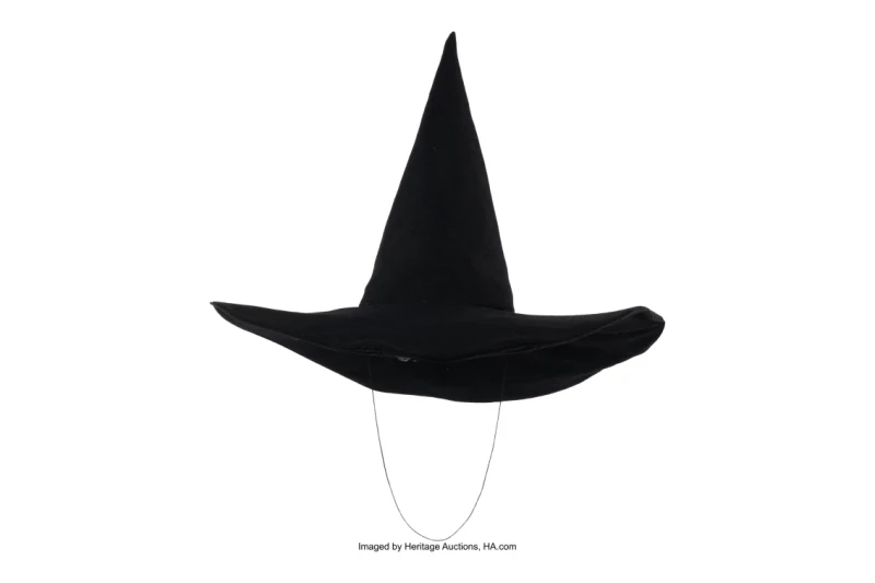 Esta imagen, difundida por Heritage Auctions, muestra el sombrero que lució Margaret Hamilton en "El mago de Oz".