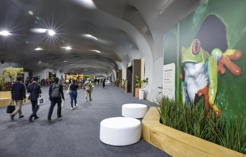 Personas caminan al interior del Centro de Convenciones Hangar en Belém (Brasil).
