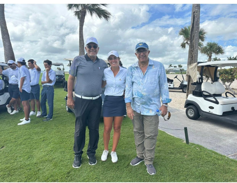 Rachel kuehn profesional de golf de la LPGA, hija de la inmortal Brenda Corrie Kuehn, junto a  Dionisio Guzmán, presidente del Pabellón de la Fama de Deporte Dominicano, y Rafael Villalona, pasado presidente de Fedogolf y miembro del Comité Permanente del Pabellón de la Fama.