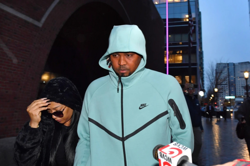 Luis Ortiz abandonda el tribunal federal de Boston luego de acudir a la primera audiencia.