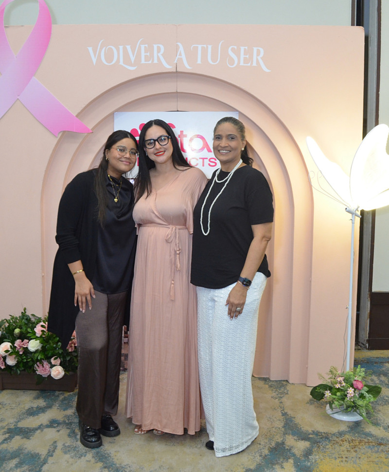 Hanoi Liriano, Yubelys Mora y Adriana Silvestre.