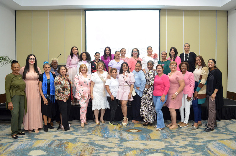 Panelistas y directivos de la Fundación Pañoletas junto a invitadas al conversatorio.
