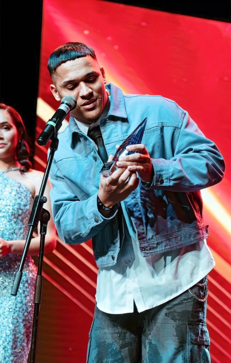 El artista Ebenezer Guerra conquistó el escenario de Premios Glamour.