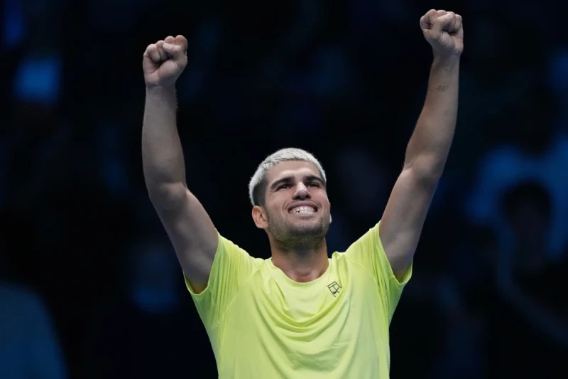 Carlos Alcaraz celebra tras vencer a Taylor Fritz en las Finales de la ATP en Turín, Italia el 11 de noviembre del 2025.