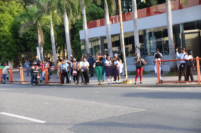 Personas esperando fuera de una estación del Metro de Santo Domingo