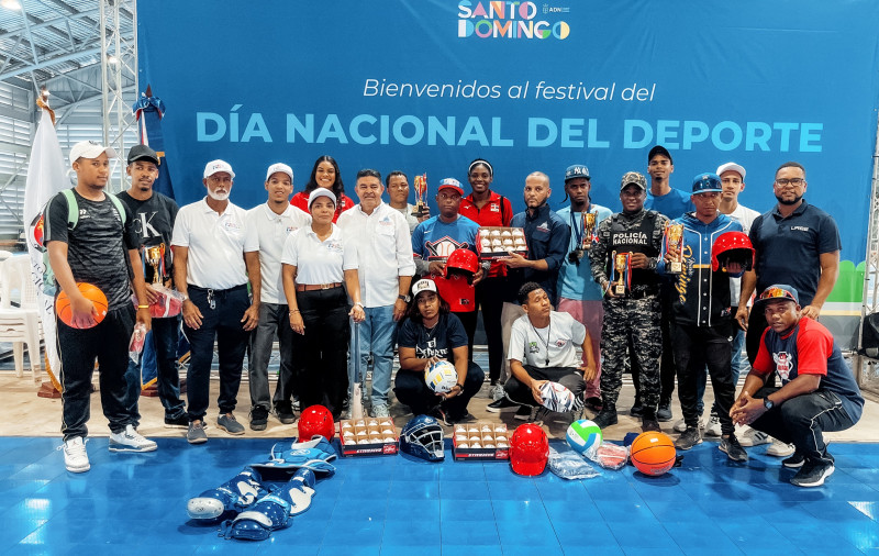 El evento cerró por con gran alegría, al sumarse los jóvenes a un manguerazo que ofreció el Cuerpo de Bomberos del Distrito Nacional.