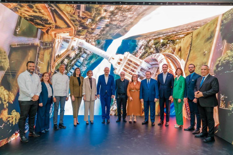 El ministro José Ignacio Paliza, alcalde Ulises Rodríguez, gobernadora Rosa Santos, urbanista Carlos Moreno, autoridades académicas de Utesa.