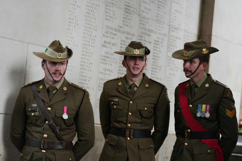 Soldados australianos al lado de los nombres de soldados desaparecidos durante la Primera Guerra Mundial en el Memorial Menin en Ypres, Bélgica, el 11 de noviembre del 2025.