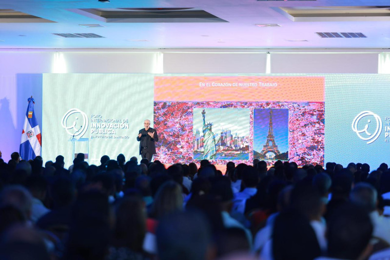 Impulsan un nuevo modelo urbano en Santiago 1 Carlos Moreno, experto en urbanismo, durante su conferencia en Santiago.