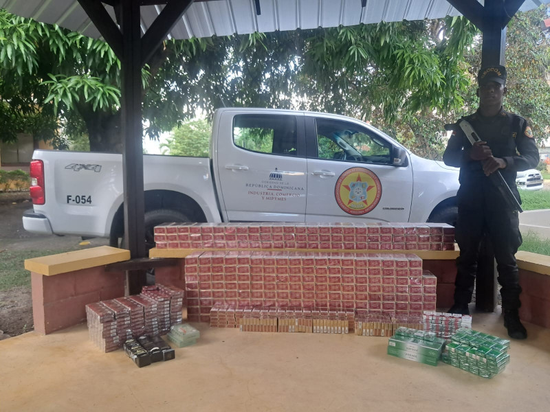 Agente de la Ceccom delante de los cigarrillos ocupados