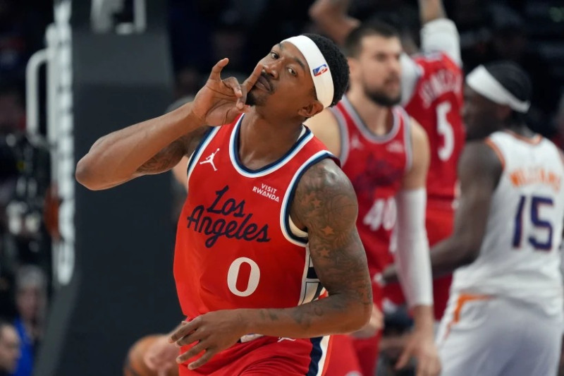 El base de Los Angeles Clippers, Bradley Beal, celebra un triple anotado contra los Phoenix Suns durante la primera mitad de un partido de baloncesto de la NBA.