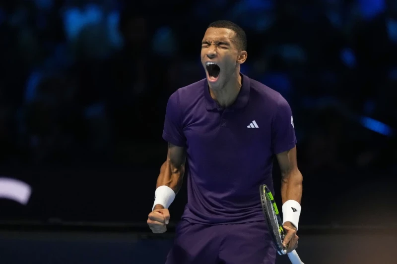 Felix Auger-Aliassime celebra después de ganar contra Ben Shelton durante su juego de tenis de las Finales del ATP World Tour, en Turín, Italia, el 12 de noviembre de 2025.
