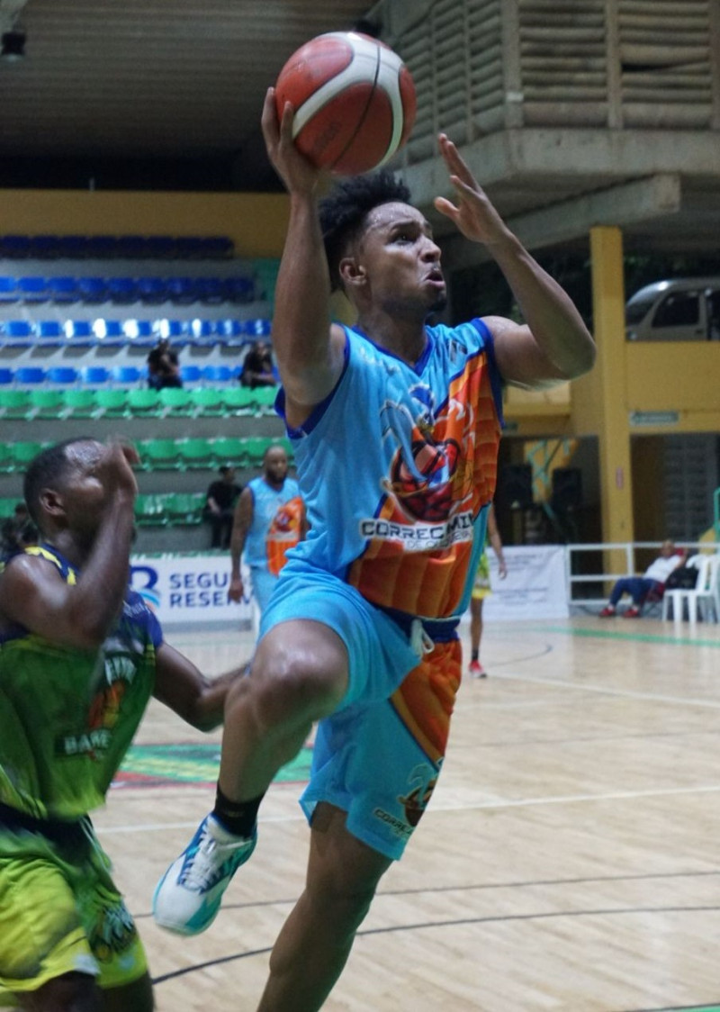 Daylin Thomas, de Consuelo, en una ofensiva que dejó atrás a Dayker Cedano, de Miramar.