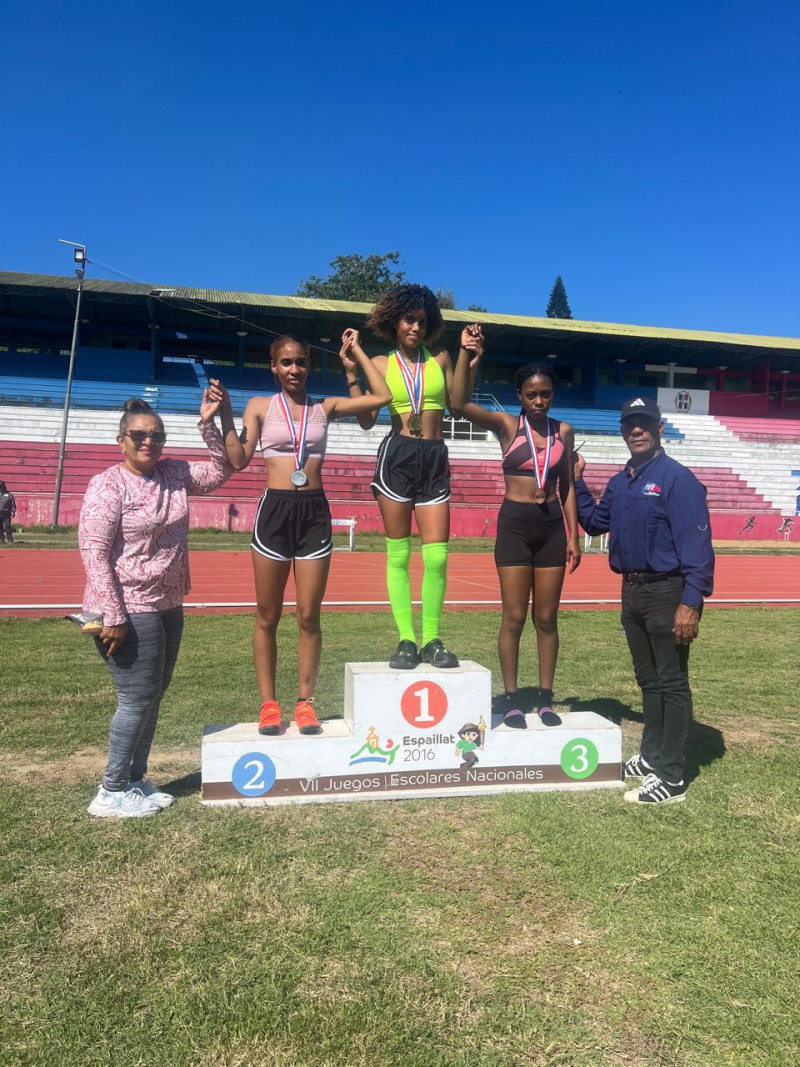 El presidente de la Federación de Atletismo realiza una premiación en una de las categorías en el certamen “Más Mujeres en el Atletismo” que se celebró en Santiago.