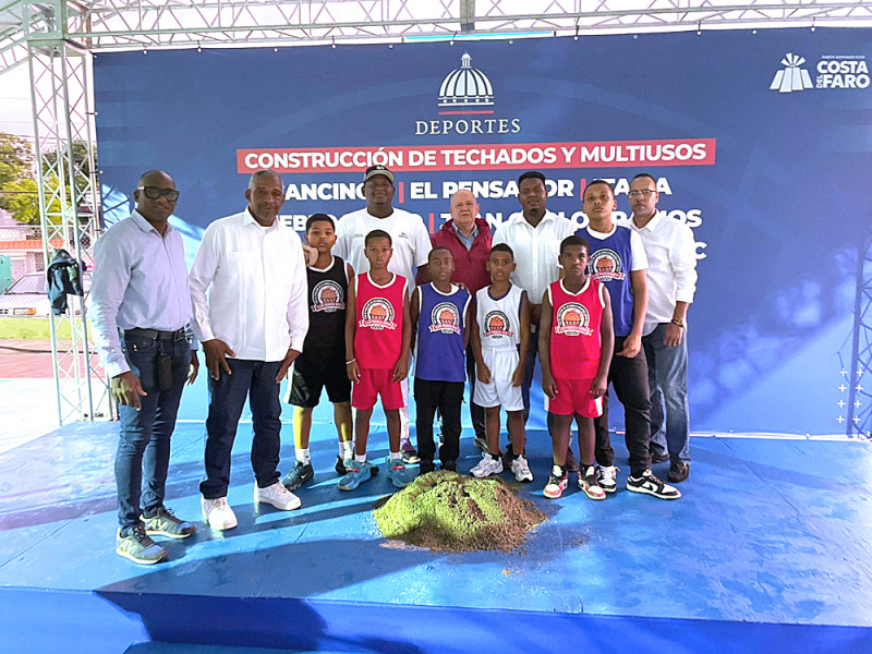 El presidente del Club Francia Nueva, Fidel Angleró, junto a los entrenadores Miguel Medrano y Carlos King, así como varios jugadores infantiles de baloncesto
