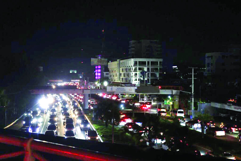 El apagón general que afectó el país trastocó el tránsito vehicular en la capital.