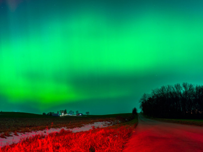 La aurora boreal iluminó el cielo nocturno sobre Monroe, Wisconsin, el 11 de noviembre de 2025, durante una de las tormentas solares más intensas de las últimas décadas.