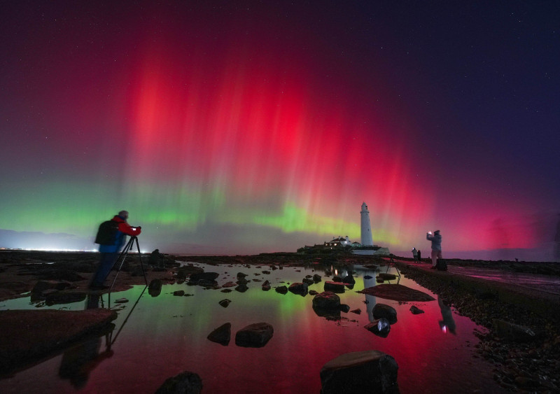 Una aurora boreal brilla en el cielo sobre el faro de Santa María en Whitley Bay, Inglaterra, el 12 de noviembre de 2025. Una aurora boreal brilla en el cielo sobre el faro de Santa María en Whitley Bay, Inglaterra, el 12 de noviembre de 2025.