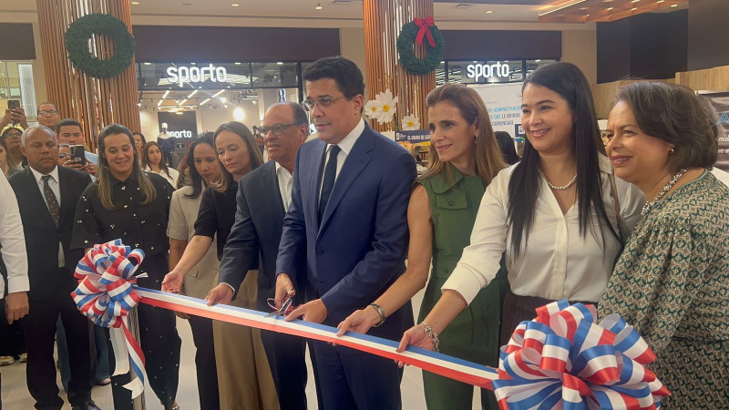 El ministro de Turismo, David Collado, corta la cinta inaugural de la IX Feria de Emprendedores en Santiago.