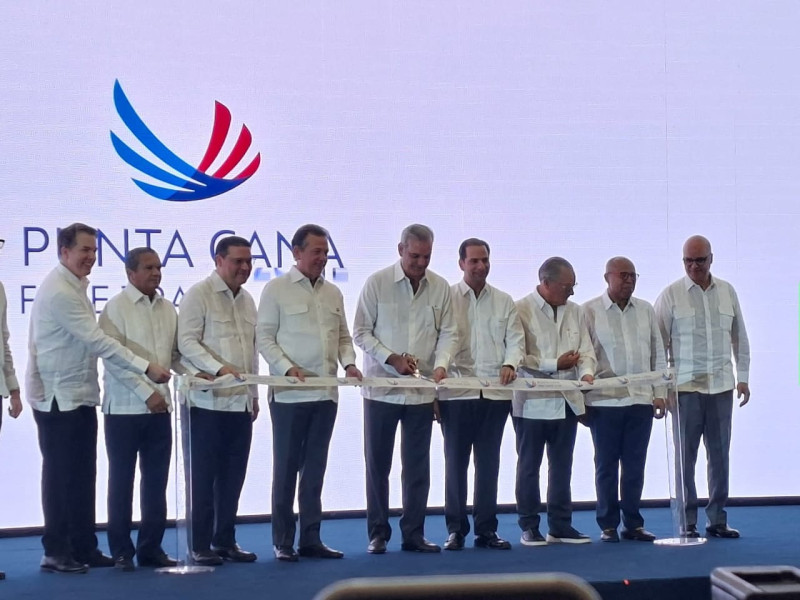 El presidente Luis Abinader corta la cinta simbólica.