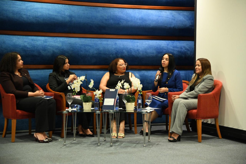 Conversatorio sobre los feminicidios.