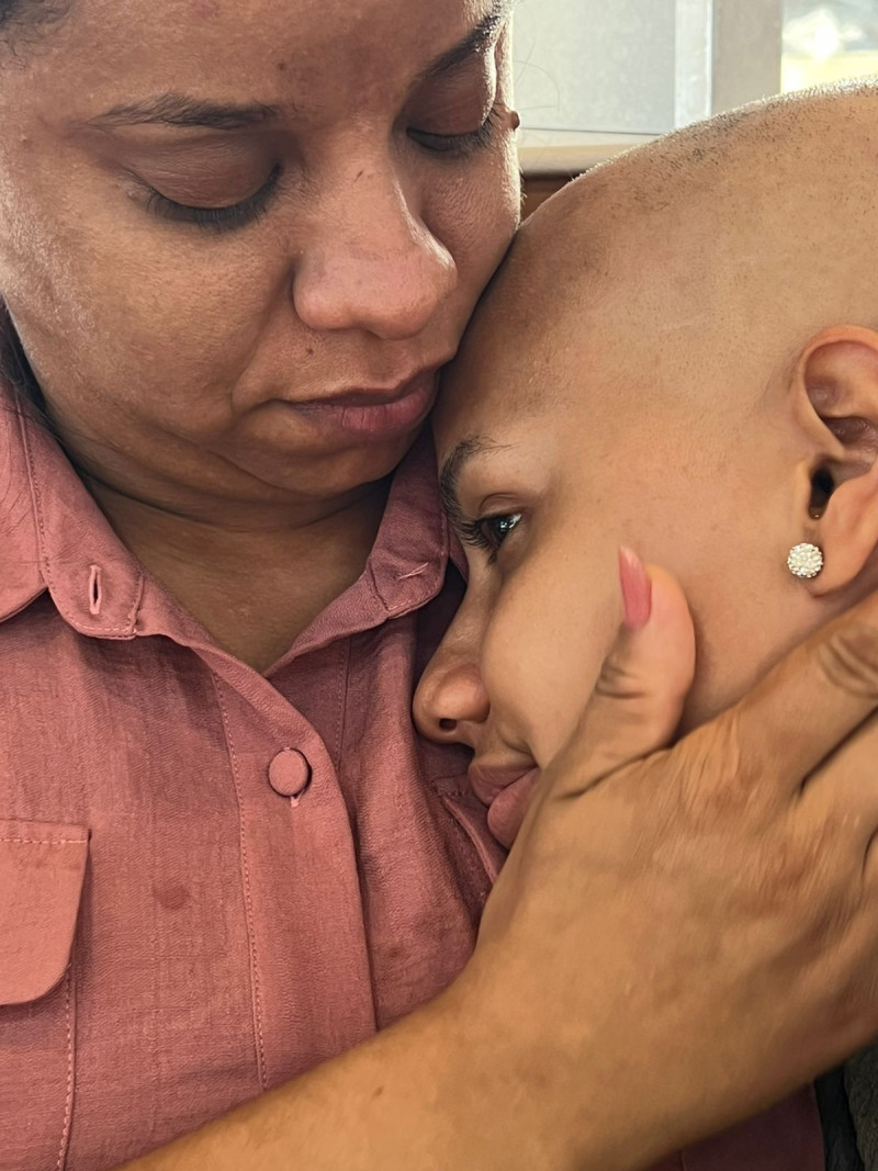 Chantal Santiago García junto a su madre Jinet García
