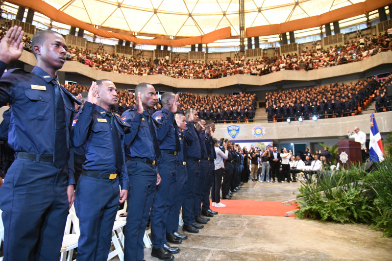 El presidente Abinader tomó juramento a los nuevos agentes.