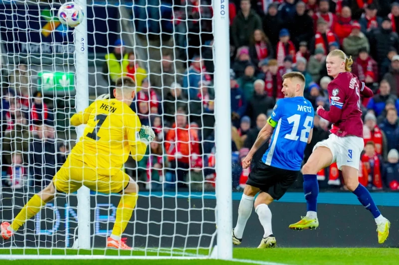 Erling Haaland, delantero de Noruega, a la derecha, anota el cuarto gol durante un juego de clasificación para la Copa del Mundo contra Estonia en Oslo.