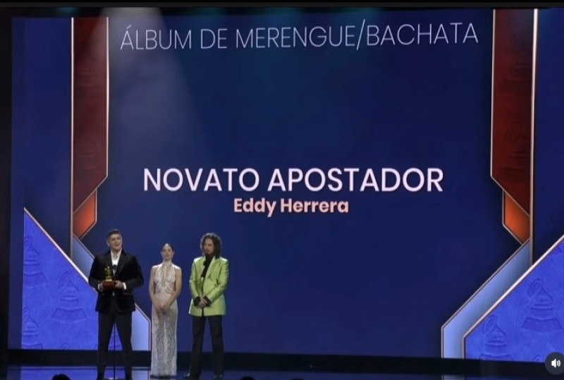 Eddy Herrera al recibir la estatuilla del Latin Grammy 2025 por su álbum de merengue "Novato apostador".
