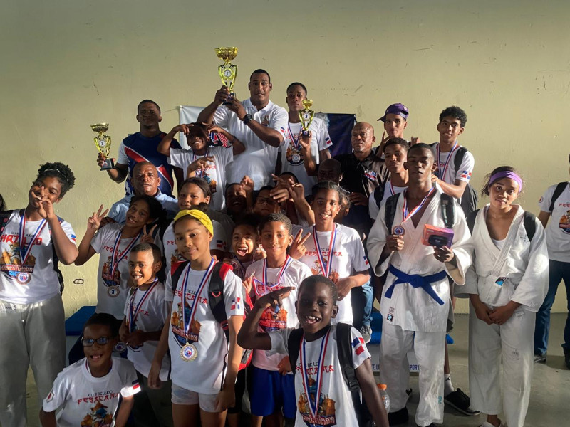 Los atletas de San Cristóbal, Barahona y Monte Plata, ganadores de los tres primeros lugares de la Copa Constitución de Judo.