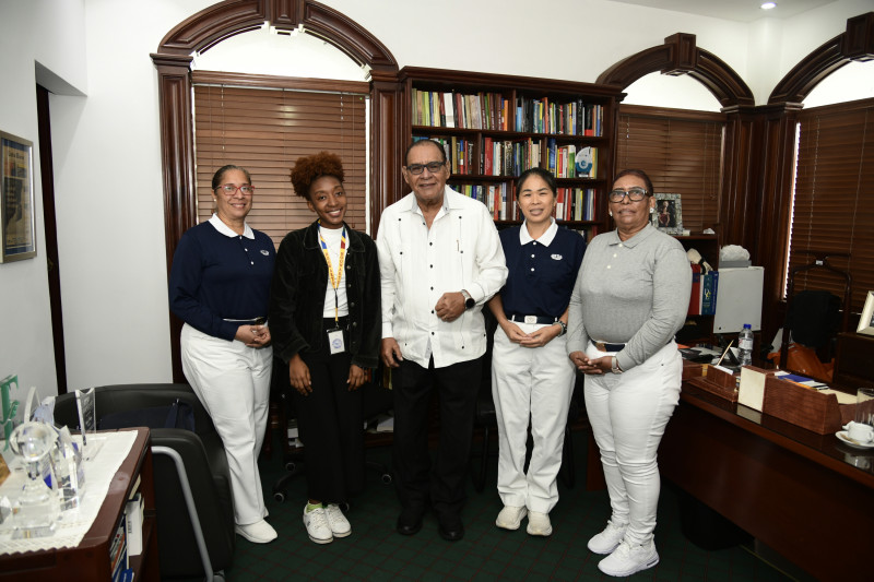 Representantes de la taiwanesa Fundación Tzu Chi junto al director de Listín Diario, Miguel Franjul, y la periodista Elkys Cruz.