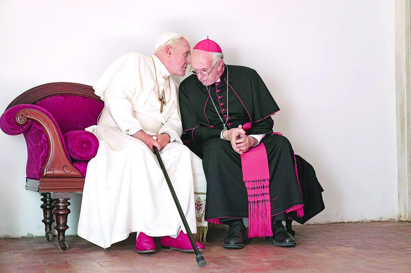 Jonathan Pryce en el rol del cardenal Bergoglio y Anthony Hopkins como el papa Benedicto en una escena de “Los dos papas”. PETER MOUNTAIN/NETFLIX