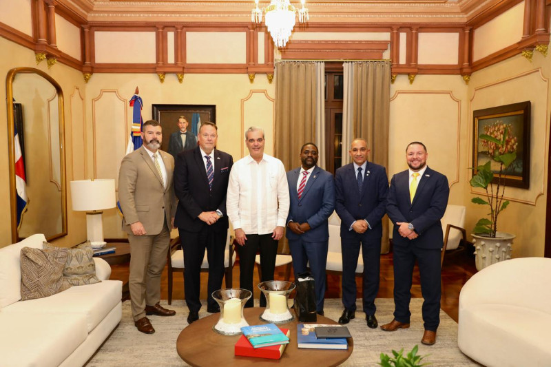 Representantes de la misión de altos cargos de la DEA que se reunieron ayer con el presidente Luis Abinader en el Palacio Nacional.