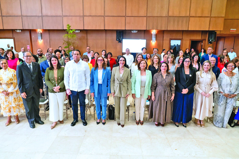 Raquel Arbaje junto a participantes en la actividad.