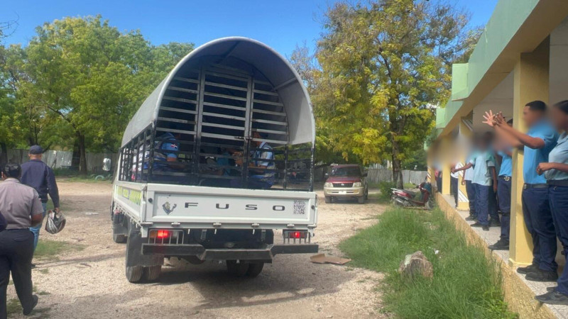 Estudiantes del Liceo Dr. Federico Henríquez y Carvajal se enfrentan a pedradas y son apresados por la policía.