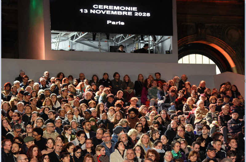 Personas asisten a una ceremonia que conmemora el décimo aniversario de los atentados terroristas del 13 de noviembre de 2015, en los que murieron 130 civiles.